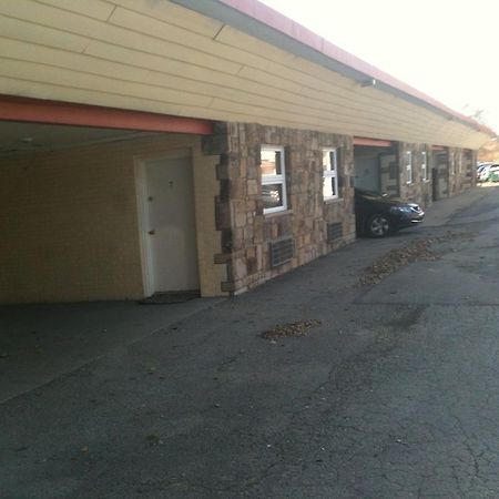 Huntingdon Inn Motel White Oak Exterior photo