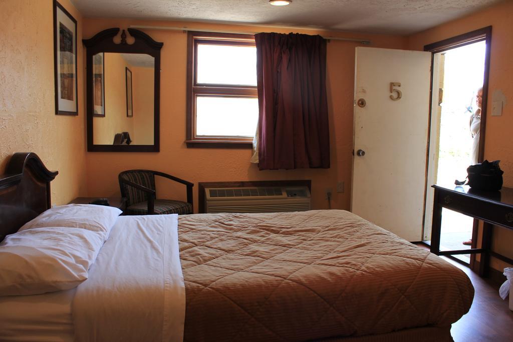 Huntingdon Inn Motel White Oak Exterior photo
