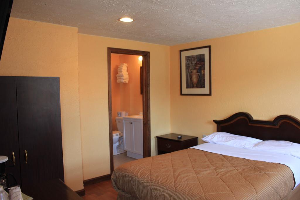 Huntingdon Inn Motel White Oak Exterior photo