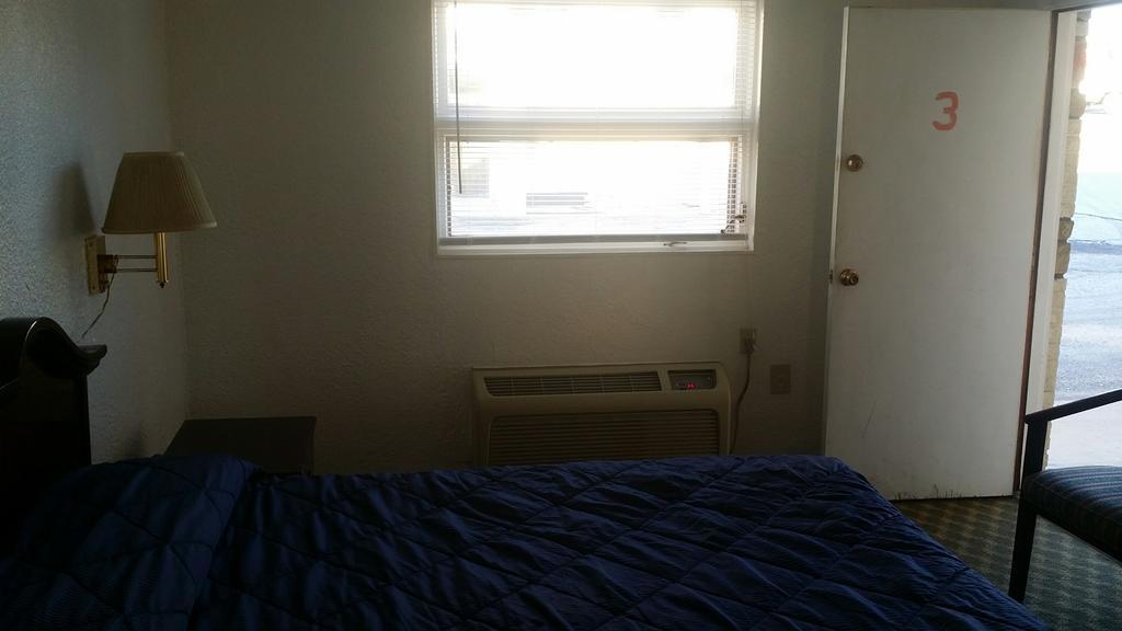 Huntingdon Inn Motel White Oak Room photo