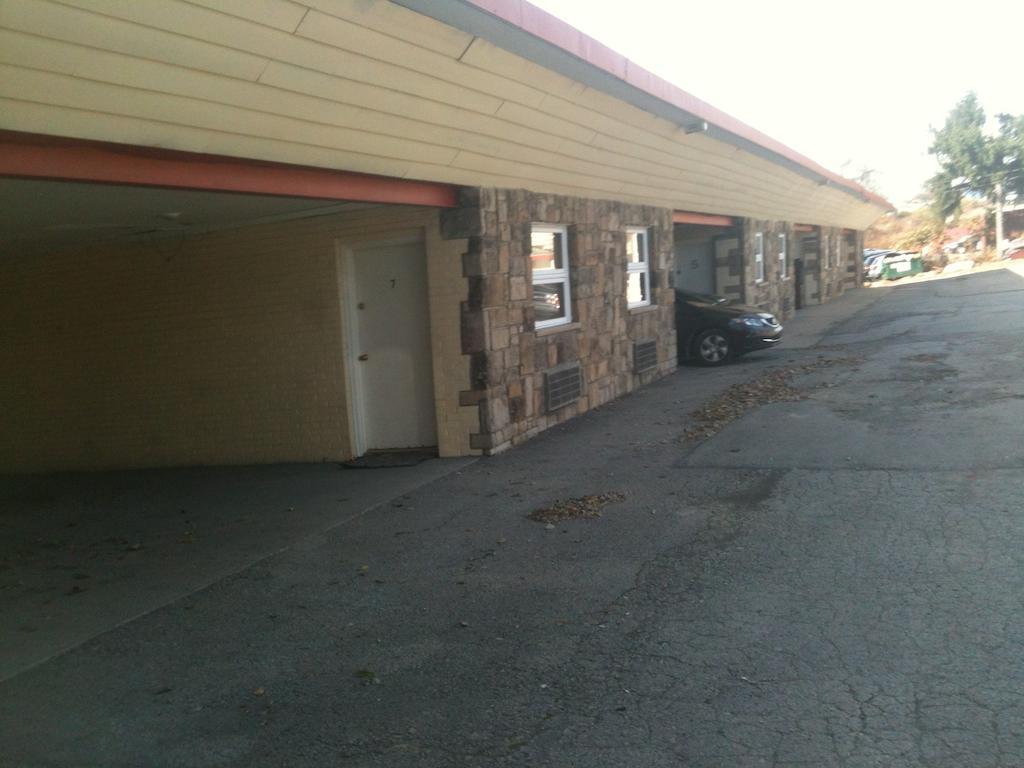 Huntingdon Inn Motel White Oak Exterior photo