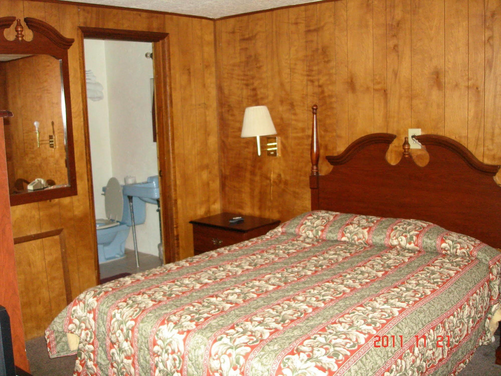 Huntingdon Inn Motel White Oak Exterior photo